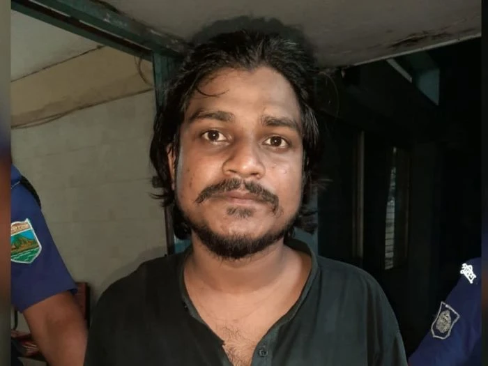 চাঁপাইনবাবগঞ্জে 'সমন্বয়ক' পরিচয়ে চাঁদাবাজির অভিযোগে যুবক আটক
